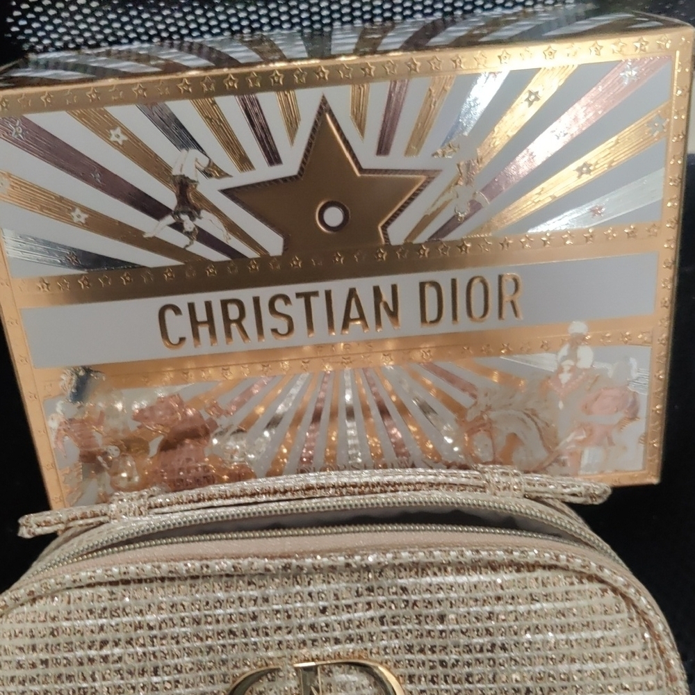Shimmering Christin Doir Gold Clutch with Star Emblem - Picture 10 of 14